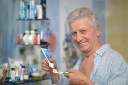 Mundpflege für Senioren & in der Altenpflege: Empfehlungen und Tipps