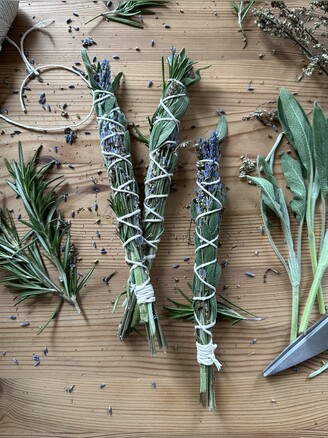 Räucherbündel „Reinigung“ aus Lavendel, Salbei und Beifuß (handgebunden) 1 Stck.