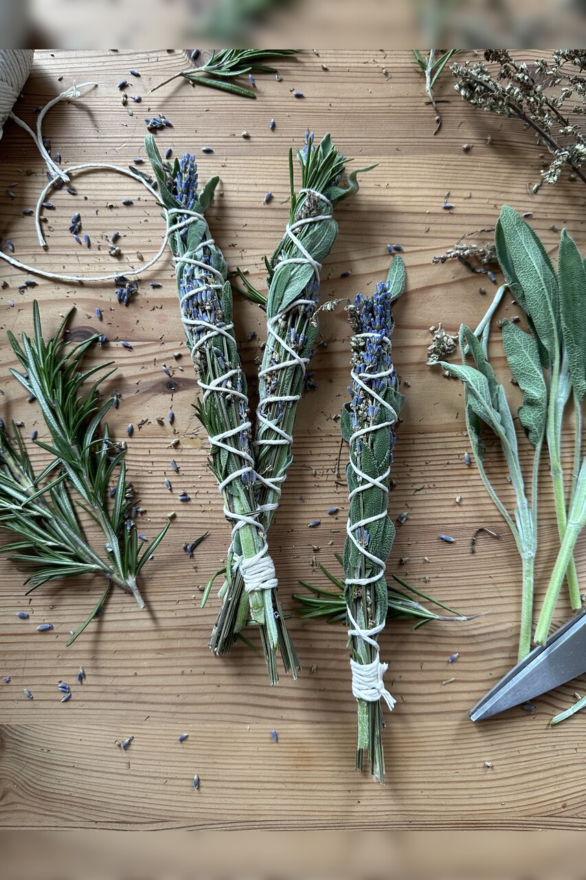 Räucherbündel „Reinigung“ aus Lavendel, Salbei und Beifuß (handgebunden) 1 Stck.