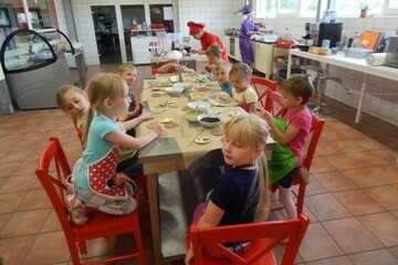 Kindergeburtstag mit Geburtstagskuchen