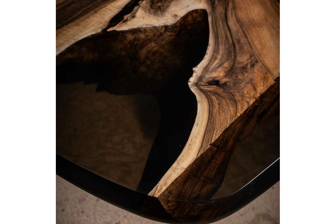 Massiver Holztisch mit Epoxidharz aus einem Stück