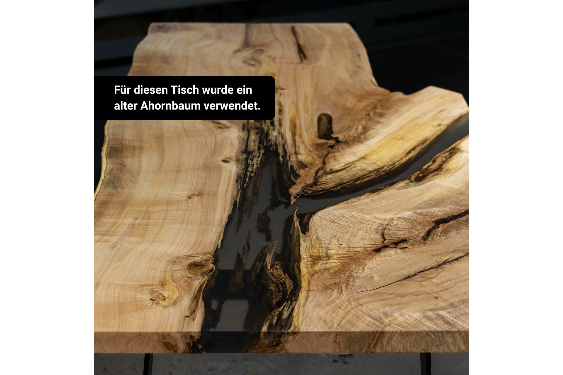 Massiver Holztisch mit Epoxidharz aus einem Stück