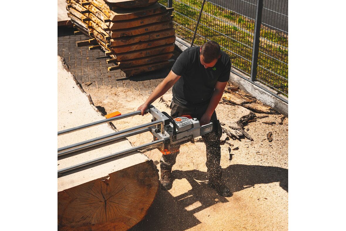 Massiver Holztisch mit Epoxidharz aus einem Stück - Eiche