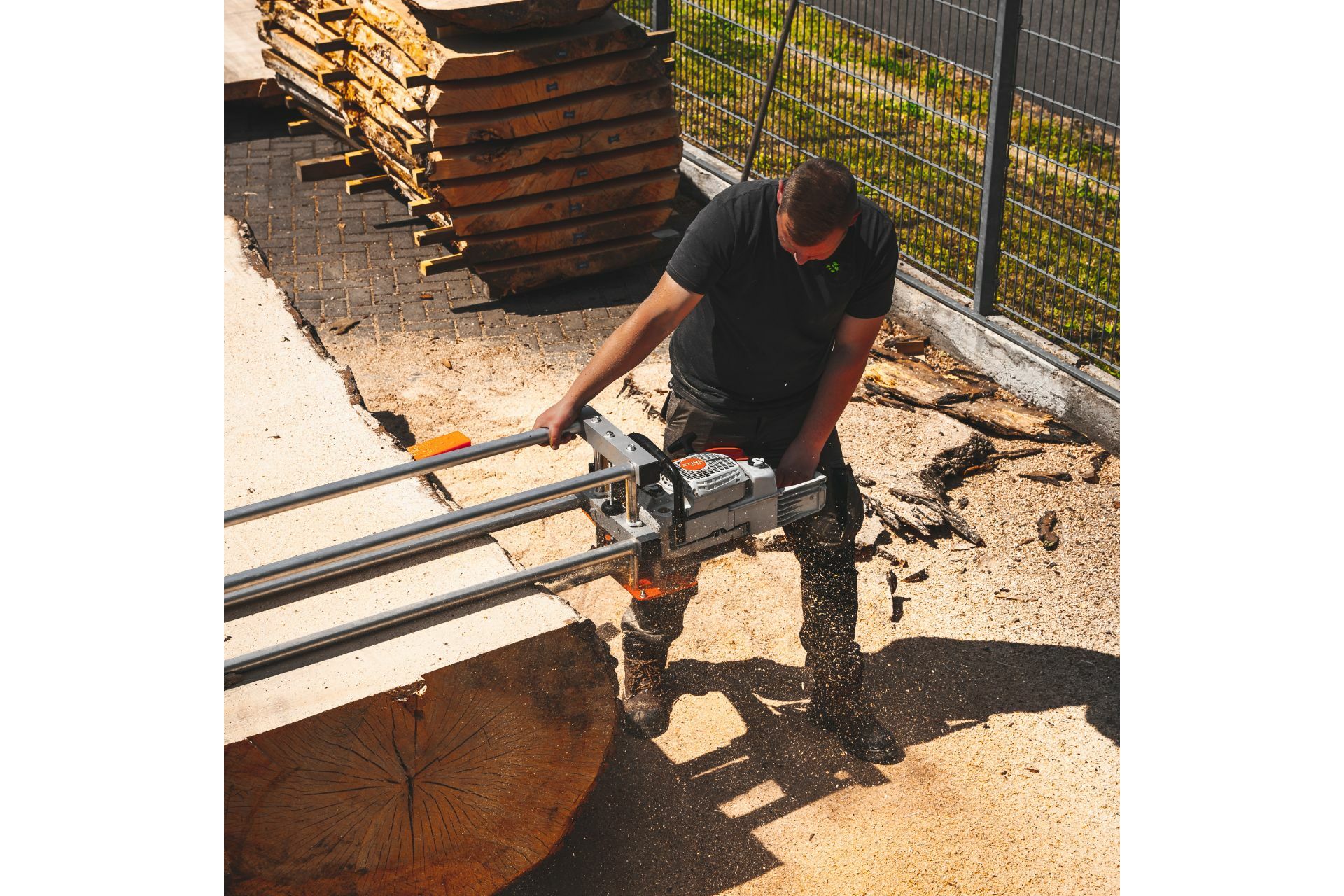Massiver Holztisch mit Epoxidharz aus einem Stück - Eiche