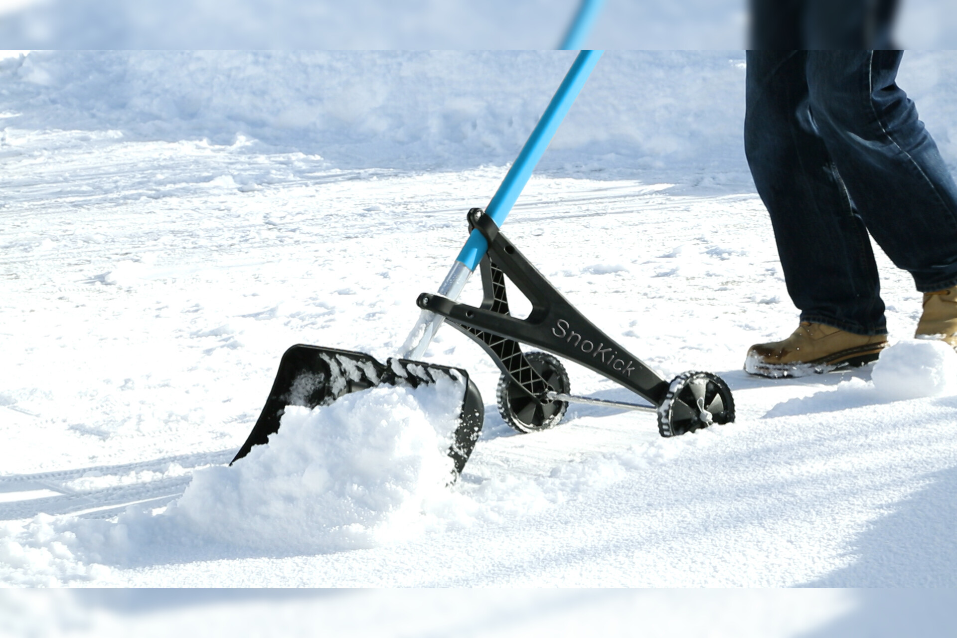 SnoKick® - Schneeschieber mit Rollen