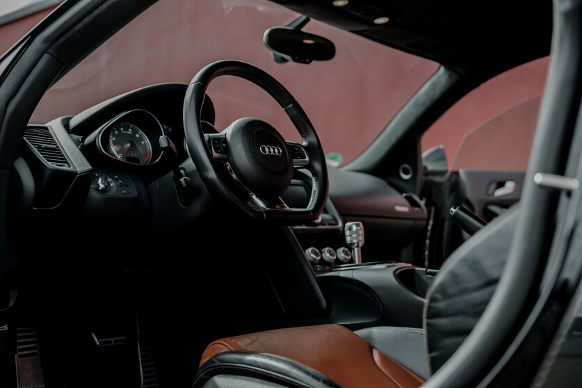 Audi R8 V8