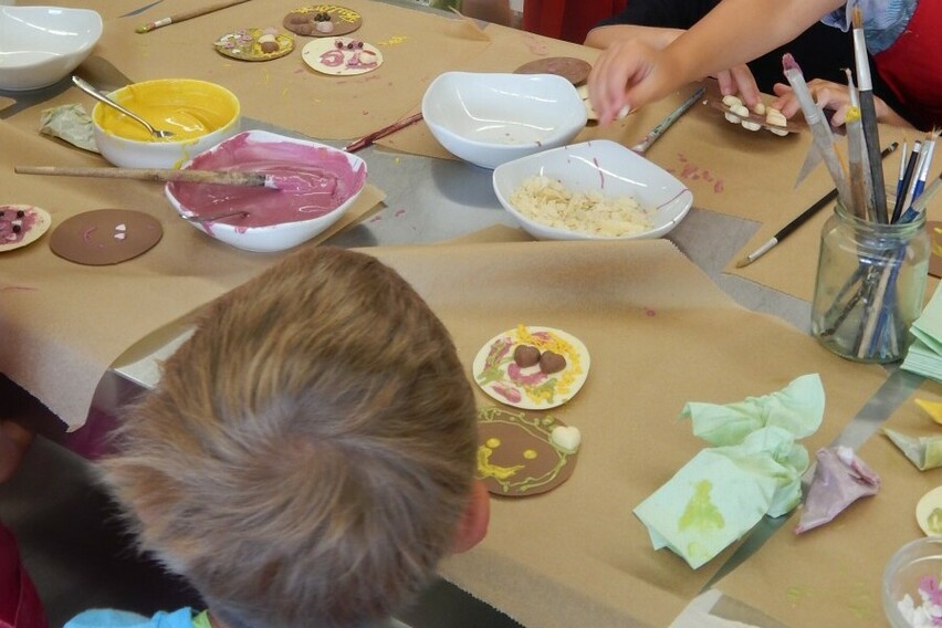 Kindergeburtstag mit Geburtstagskuchen