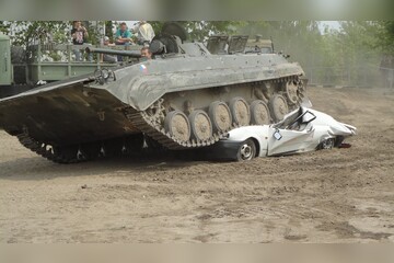Panzer fahren BMP inkl. Car-Crashing