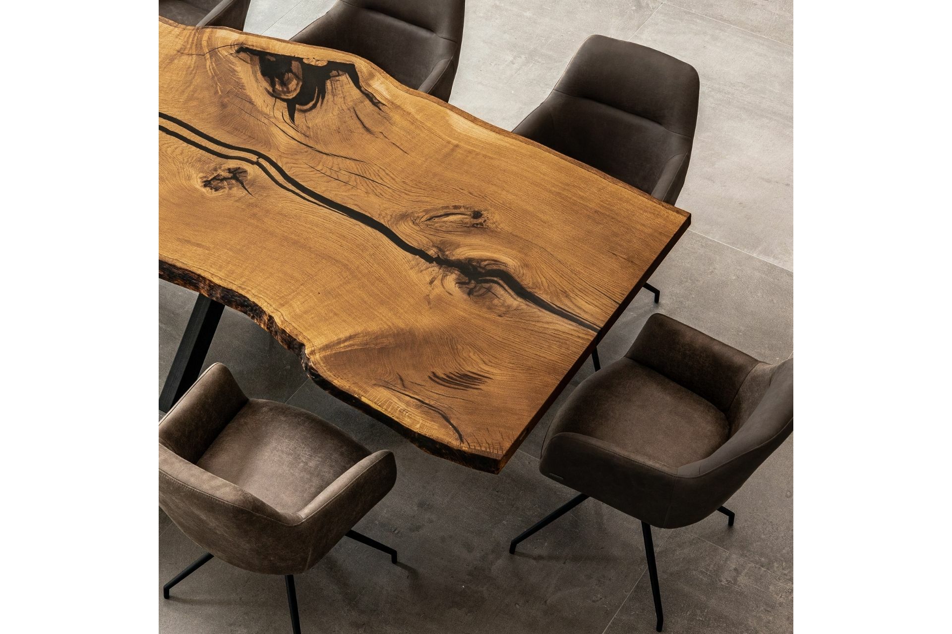 Massiver Holztisch mit Epoxidharz aus einem Stück - Eiche