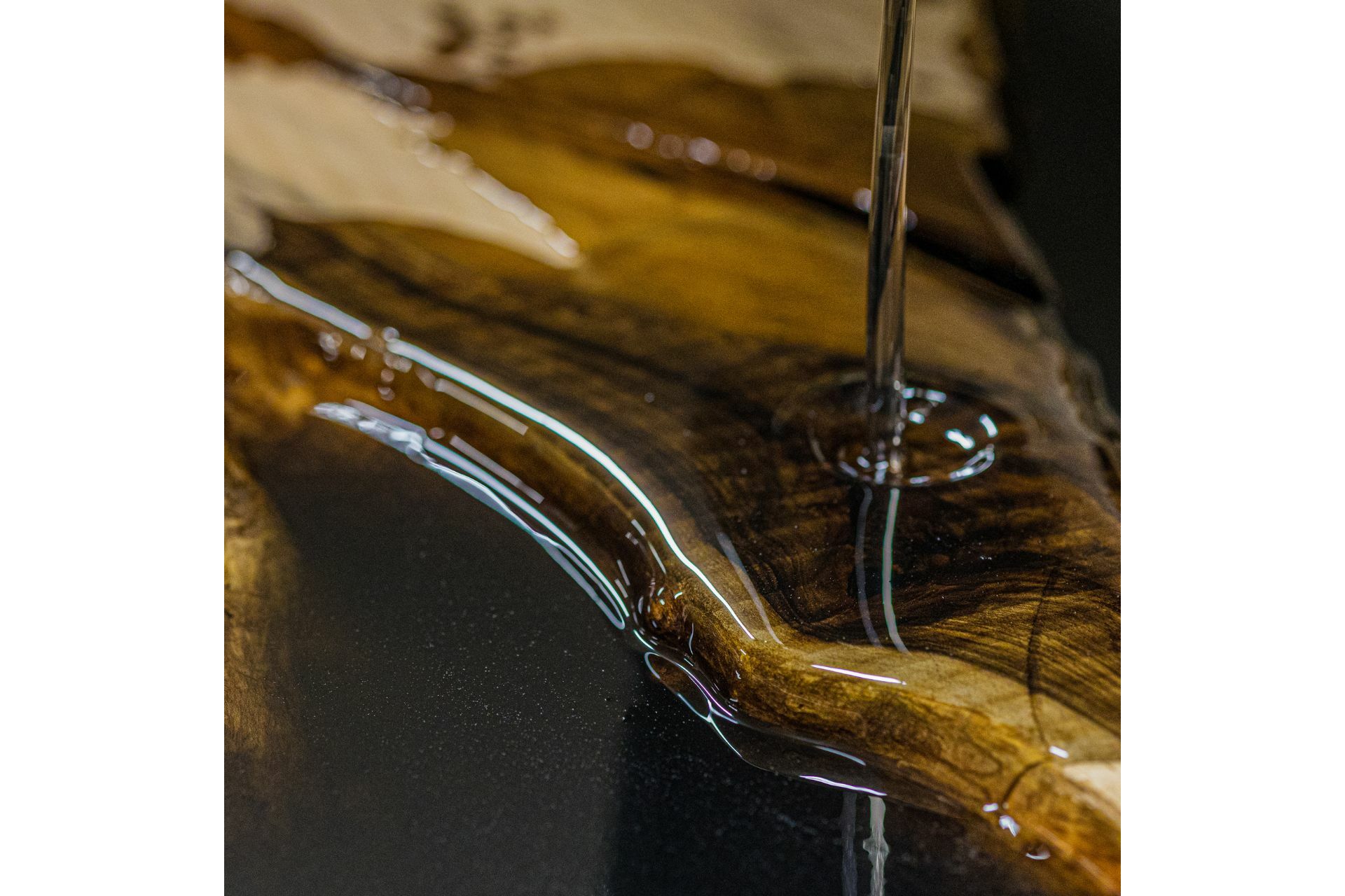 Massiver Holztisch mit Epoxidharz aus einem Stück - Eiche