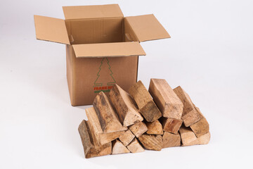 Brennholz (Buche) im Karton