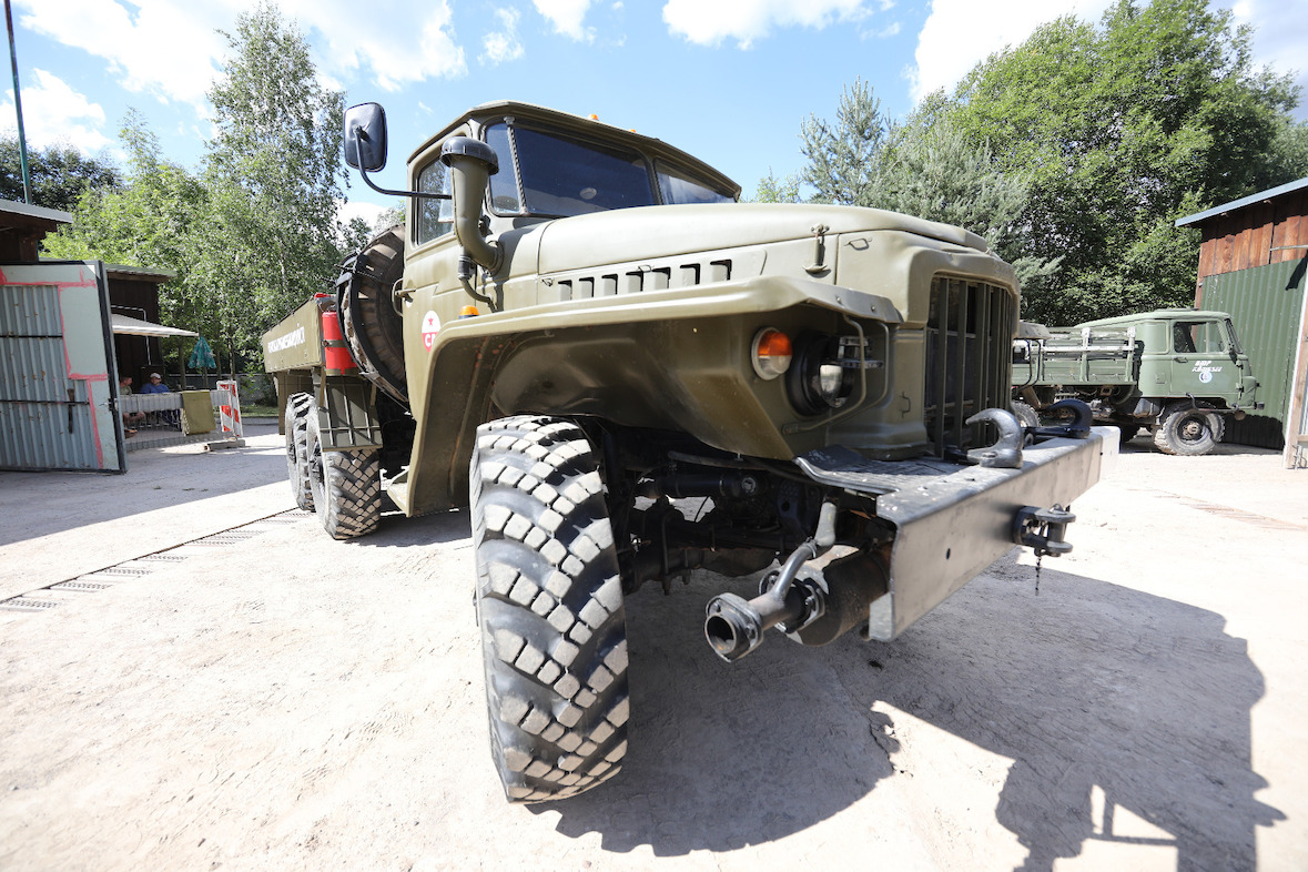 Panzer (BMP) + Militär-Truck Ural-375 selber fahren