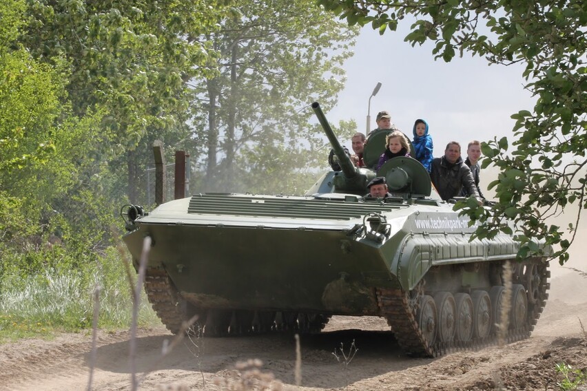 Mitfahren im Schützenpanzer BMP
