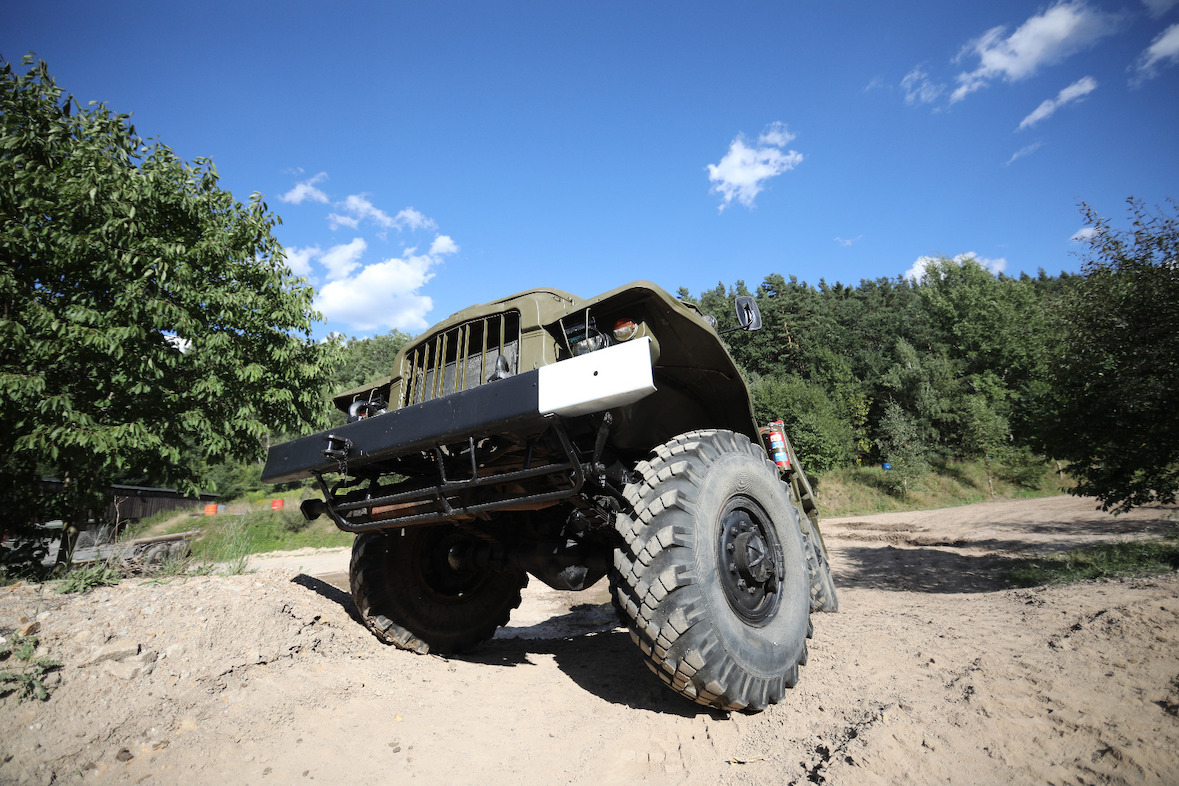 Panzer (BMP) + Militär-Truck Ural-375 selber fahren