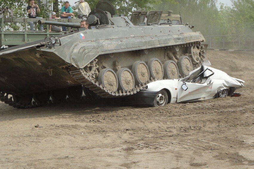 Panzer fahren BMP inkl. Car-Crashing