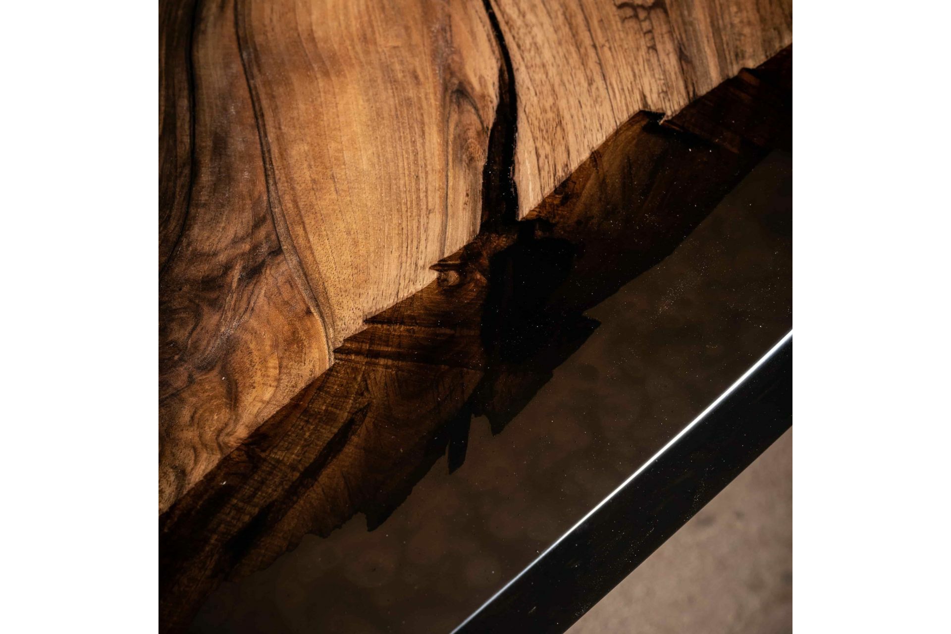 Massiver Holztisch aus einem Stück mit Epoxidharz - Nussbaum