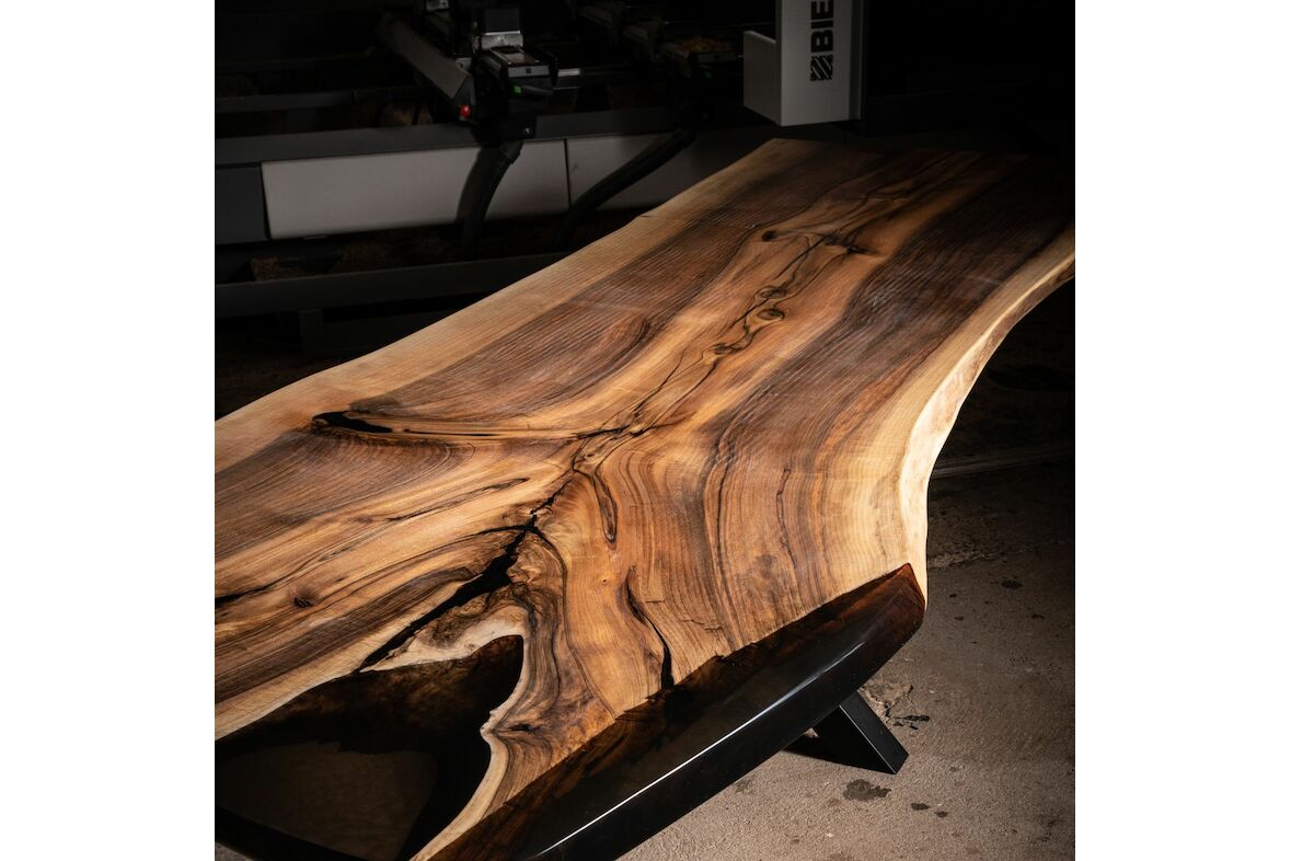Massiver Holztisch aus einem Stück mit Epoxidharz - Nussbaum