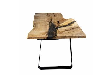 Massiver Holztisch mit Epoxidharz aus einem Stück