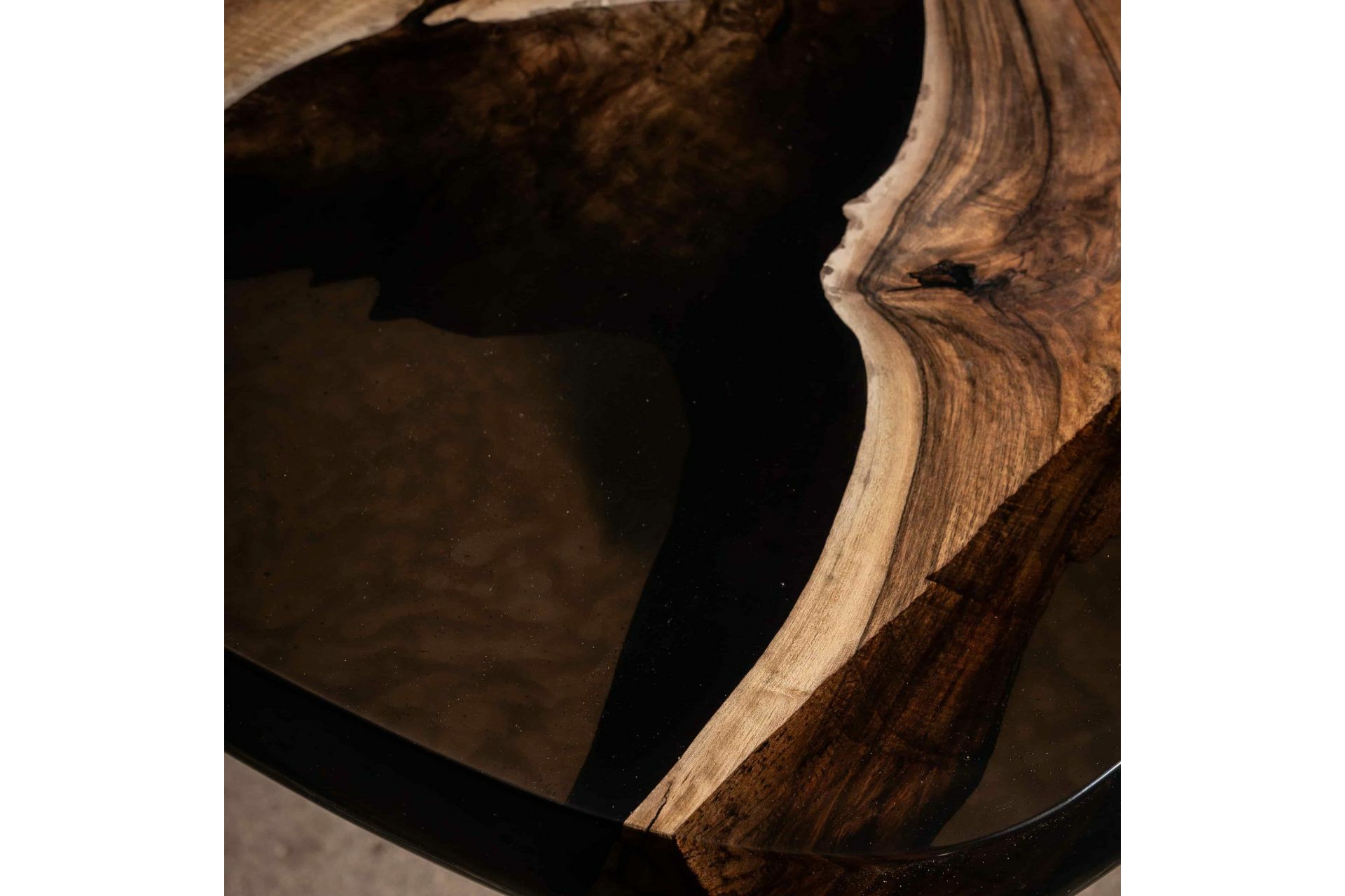 Massiver Holztisch aus einem Stück mit Epoxidharz - Nussbaum