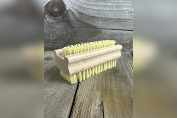 Hand- und Nagelbürste - Handbürste auf Holz