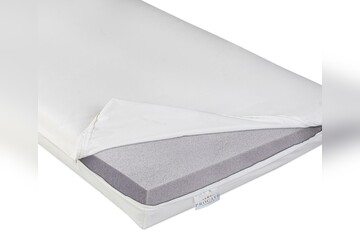 Pflegematratze mit Kaltschaumkern und wasserdichtem Bezug in Weiß