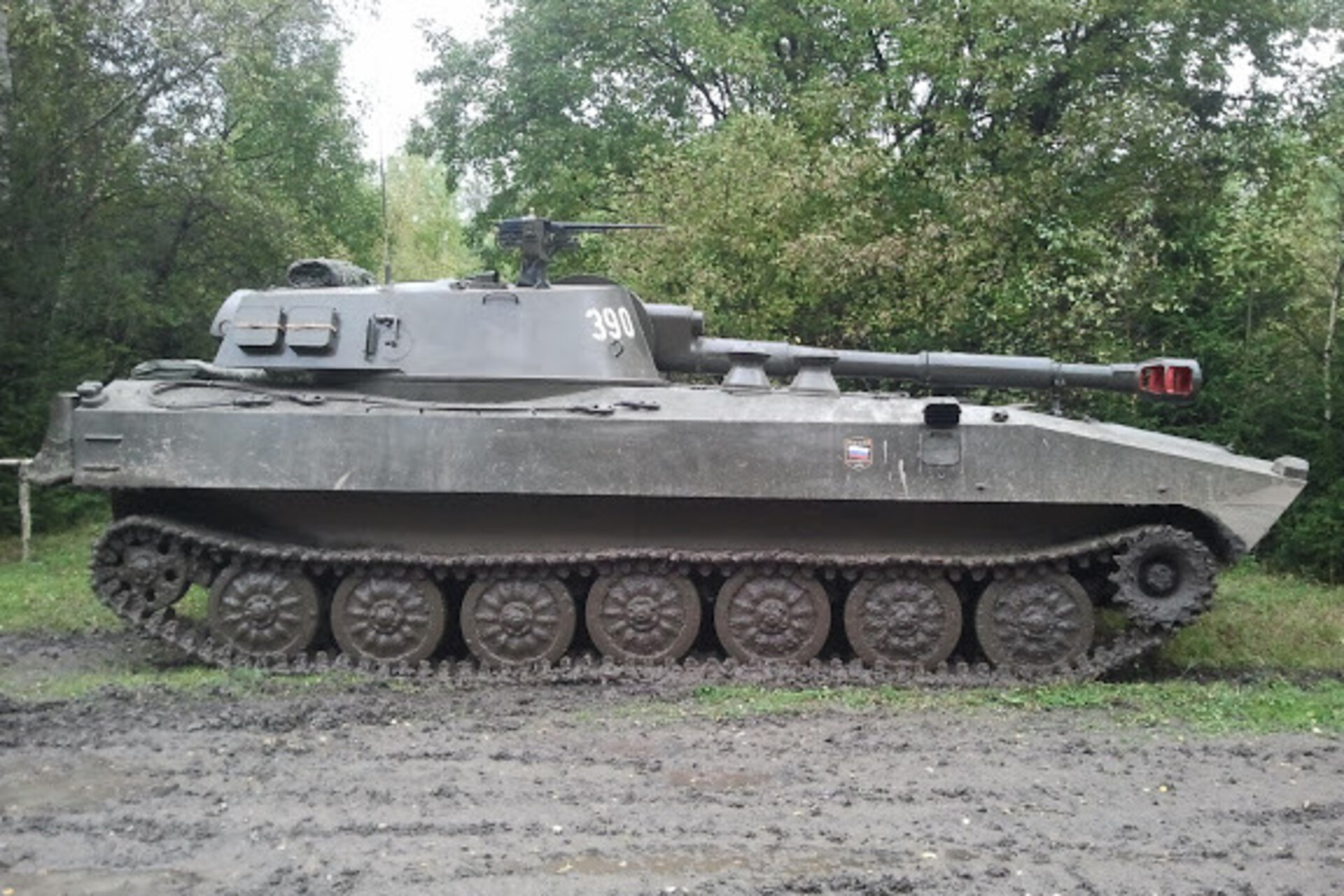 2S1-Panzerhaubitze-122 mm fahren