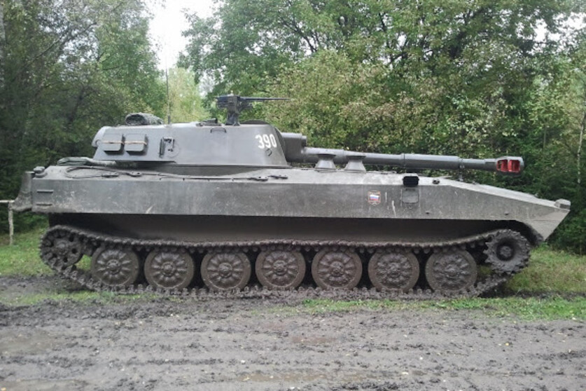 2S1-Panzerhaubitze-122 mm fahren