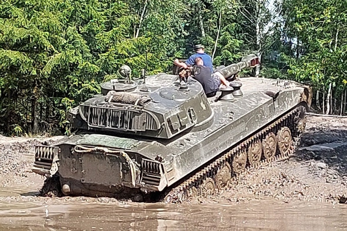 2S1-Panzerhaubitze-122 mm fahren