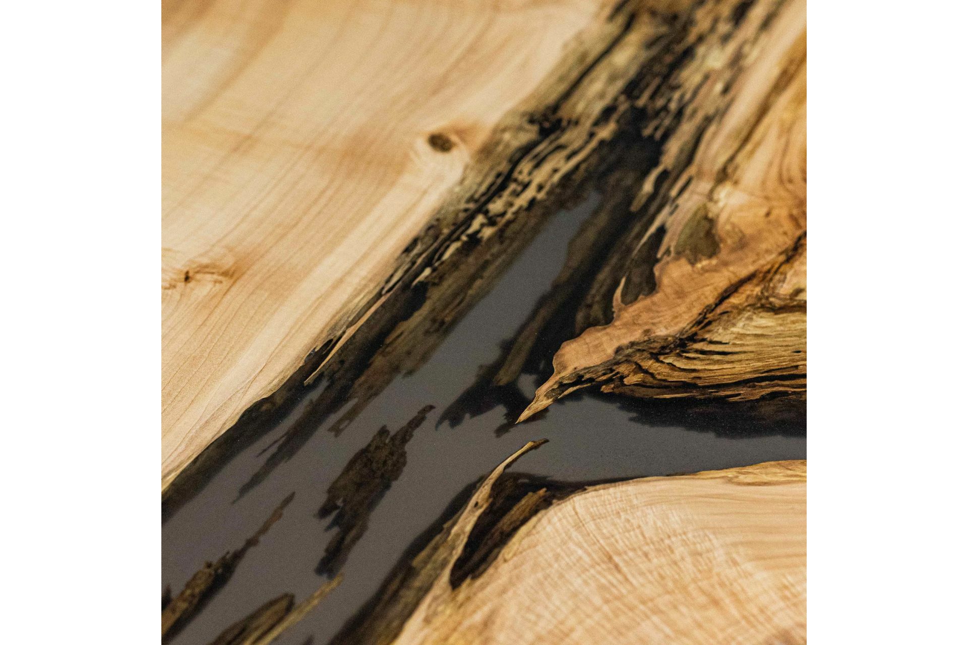 Massiver Holztisch mit Epoxidharz aus einem Stück