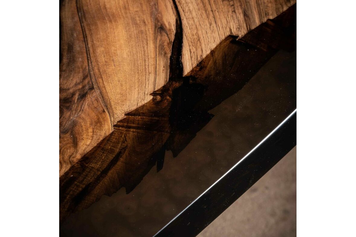 Massiver Holztisch mit Epoxidharz aus einem Stück