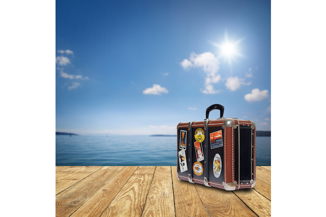 Grafik: Fotolia_65410369_Subscription_Koffer am See© Coloures-pic.jpg