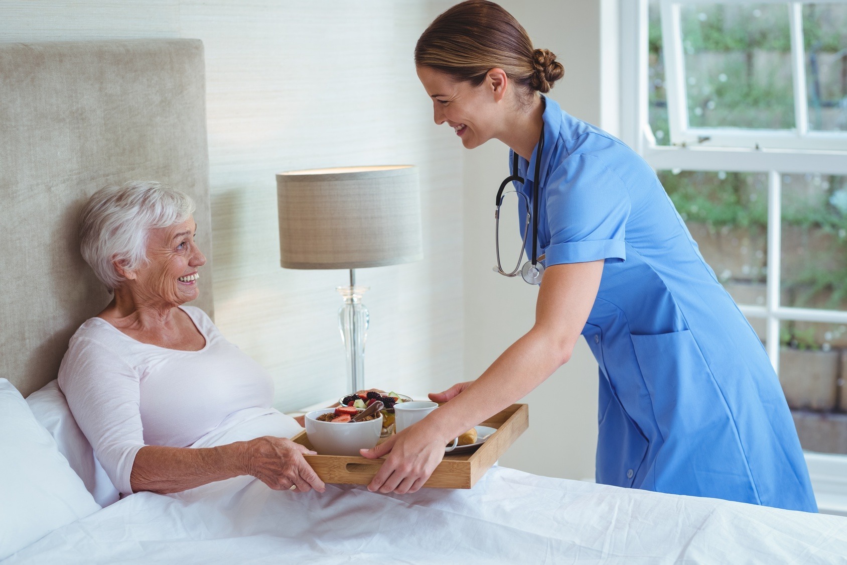 Pflege, Alter, Pflegerinnen, Pflegegrade, Pflegedienst, Hilfe, Essen, Bett