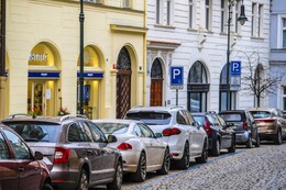 Parken in Prag: Hier finden Touristen im Zentrum & am Flughafen bewachte Parkhäuser & Parkplätze