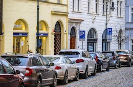 Parken in Prag: Hier finden Touristen im Zentrum & am Flughafen bewachte Parkhäuser & Parkplätze Parken in Prag: Hier finden Touristen im Zentrum & am Flughafen bewachte Parkhäuser & Parkplätze