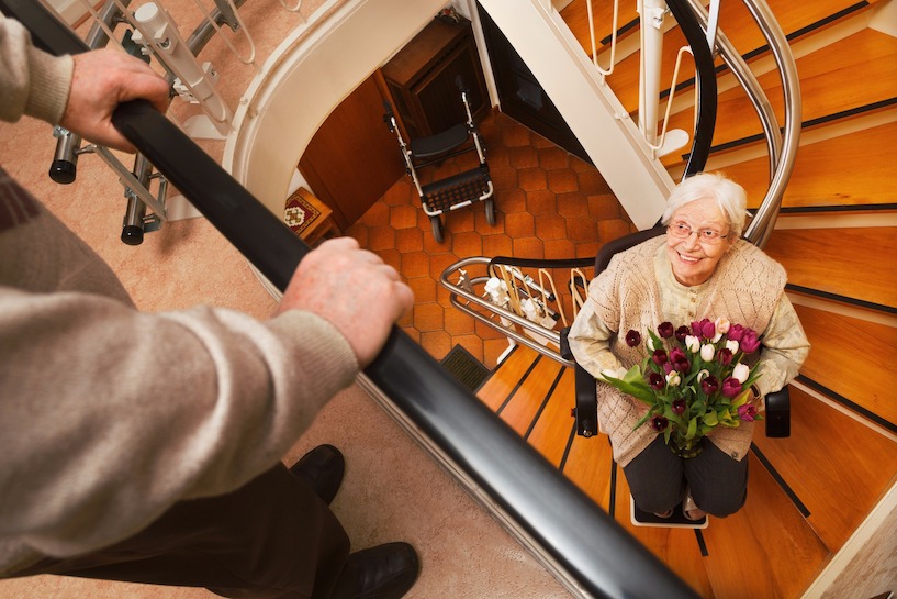 Ein Treppenlift kann die Mobilität im eigenen Heim steigern. barrierefrei, treppenlift, oma, eigenheim, treppe