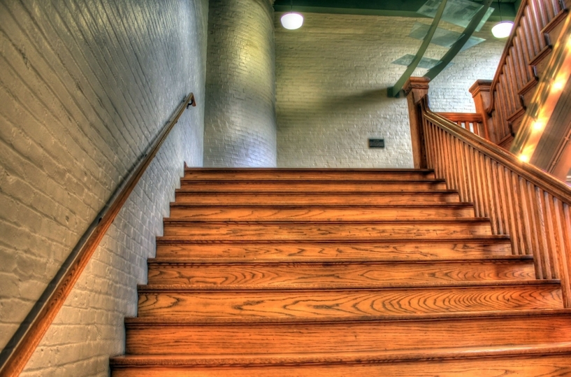 Wenn Treppen zum unüberwindbaren Hindernis werden, können die vertrauten vier Wände schnell zur Last werden. Treppe, Stufen, Stufe