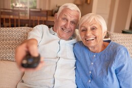 Fernseher für Senioren: Ein TV-Experte verrät, worauf Sie bei seniorengerechten TV-Geräten achten sollten