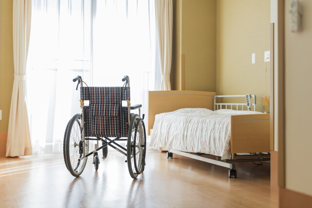 Pflegebett | Rollstuhl