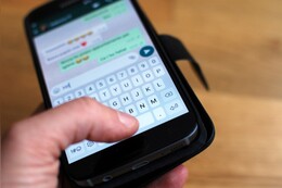 Seniorenhandy mit WhatsApp: Tipps zu Smartphones und einem Seniorentablet als Alternative