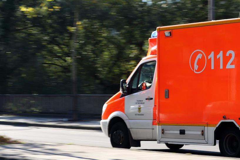 Bei einem Schlaganfall zählt jede Minute. Je eher die Hilfe kommt, desto höher ist Wahrscheinlichkeit Folgeschäden zu verhindern. Krankwagen, Rettungstransport, Krankentransport