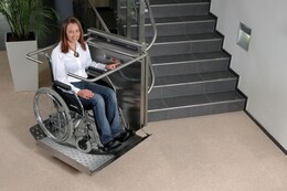 Rollstuhllift für die Treppe innen & außen: Tipps und Informationen zu Kosten und Herstellern