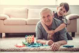 Geschenke für Enkel: 10 wunderschöne Geschenkideen für Enkelkinder