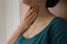 Omas Hausmittel gegen Halsschmerzen - 5 alte & natürliche Mittel bei starkem Halsweh
