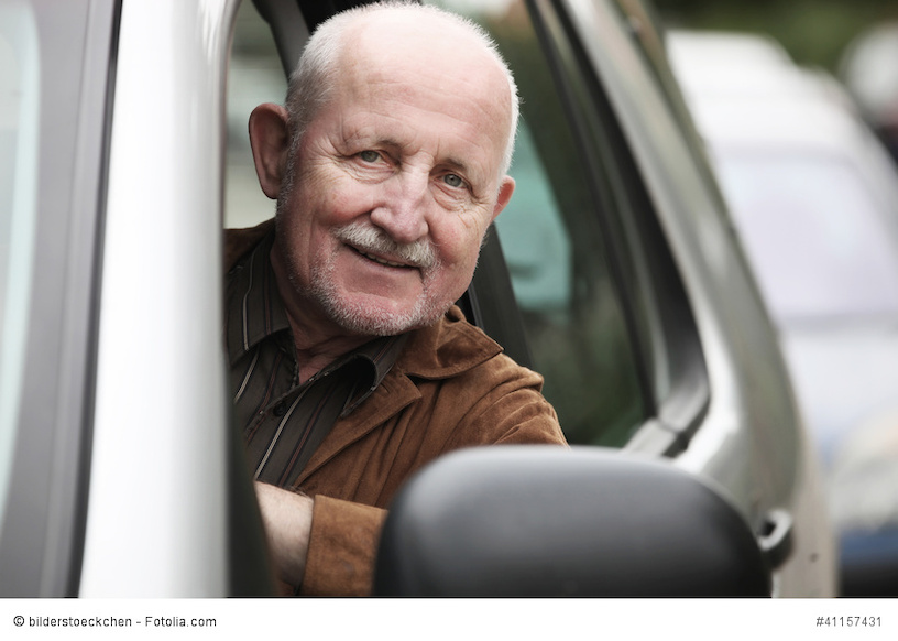 Rentner in einem Auto Bild zum Artikel: Autos für Senioren | altersgerecht | Tipps