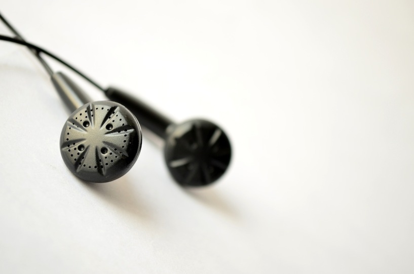 „Earbuds“, die etwas aus der Mode gekommen sind Kopfhörer, Earbuds, schwarz, Ohr, Ohren