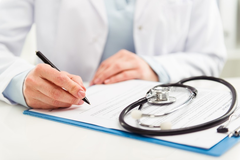 Ein Schwindelprotokoll kann dem Facharzt helfen, die Ursachen für Schwindelattacken zu finden. Medizin, Arzt, Krankheit, Behandlung, Alter, Doktor, Stethoskop, Patientenakte, Hausarzt