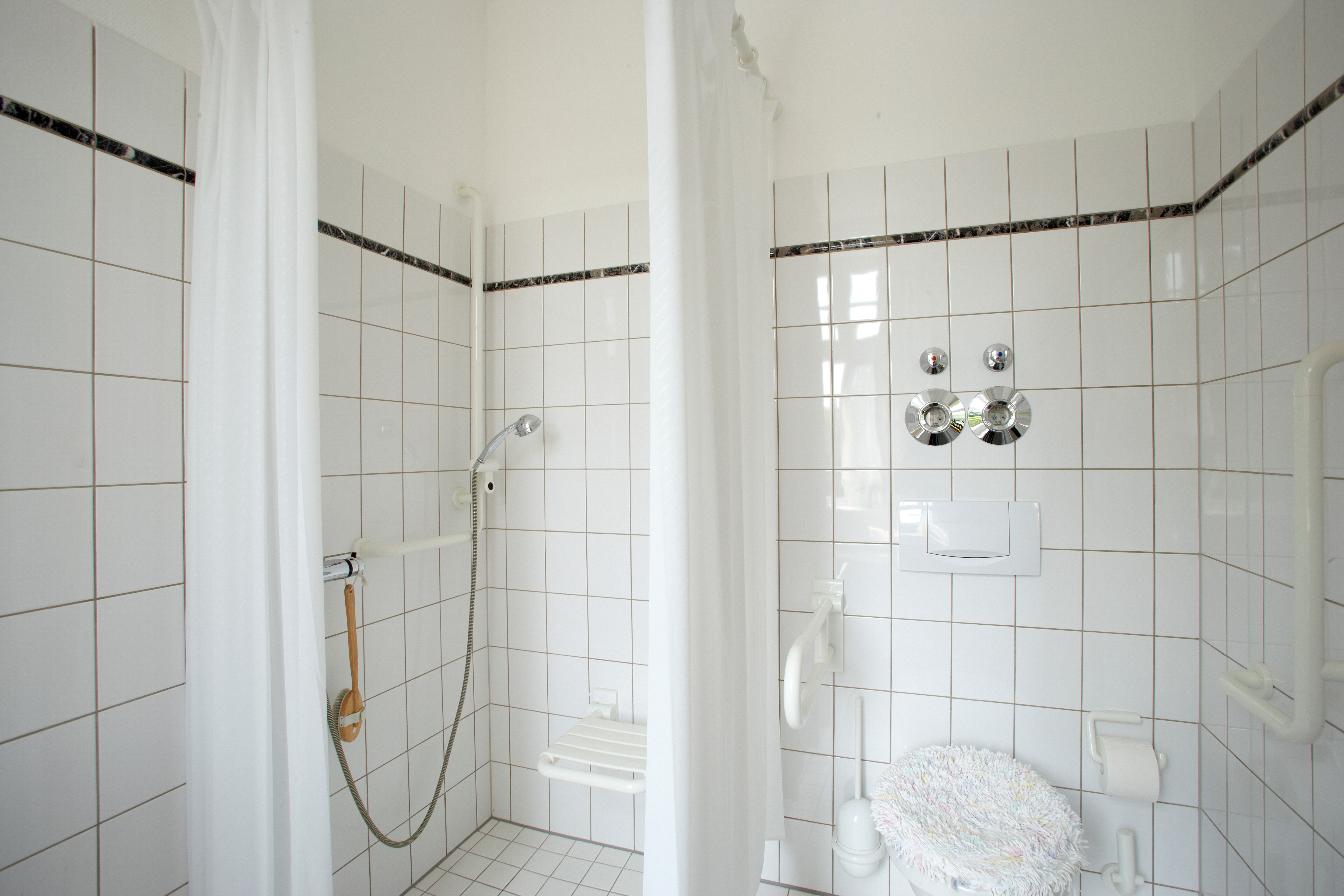 Ein Bad mit der richtigen Ausstattung bietet eine Erleichterung im Alltag. | ©Adobe Stock_moritz