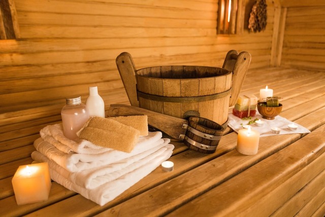 Sauna, Kerzen, Holz, saunieren, Trog, Handtücher, finnische Sauna, Wellness, Entspannung