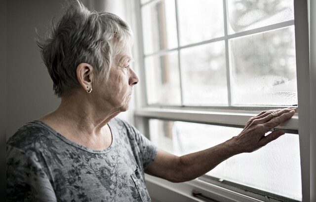 Rückzug, Isolation, alte Frau am Fenster