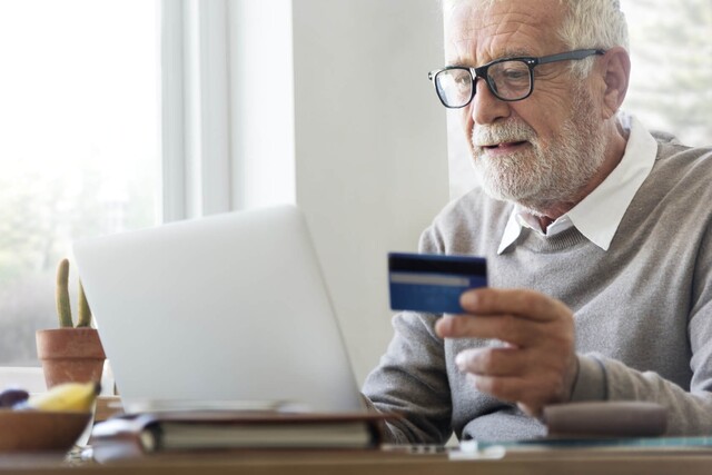 Kreditkarte, einkaufen, Onlineshop, E-Commerce, bezahlen, Plastikgeld, Senior, Laptop
